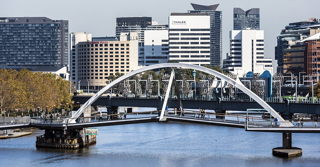 Southbank Pedestrian Bridge (Evan Walker Bridge) links Flinders Street Station to Southbank.